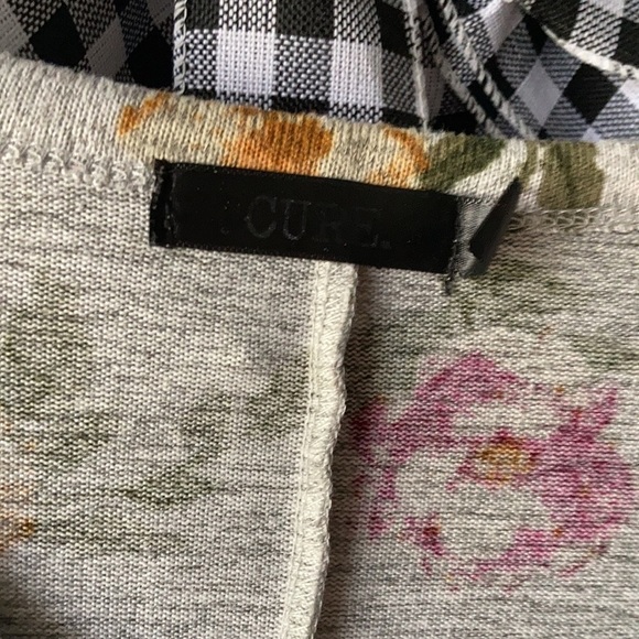 Cure brand large floral 3/4 sleeve top - Picture 2 of 5
